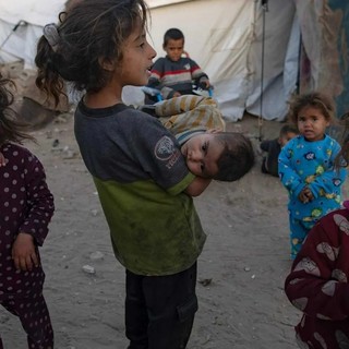 foto tratta da Avvenire: Bambini a Khan Yunis, nel sud della Striscia di Gaza /EPA/HAITHAM IMAD