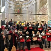 Novello, fiori e letture animate: una giornata tra cura del paese e cultura