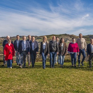 Laura Capra con la squadra della lista "Noi per Santo Stefano Belbo"