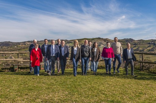 Laura Capra con la squadra della lista "Noi per Santo Stefano Belbo" Laura Capra con la squadra della lista "Noi per Santo Stefano Belbo"