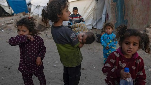 foto tratta da Avvenire: Bambini a Khan Yunis, nel sud della Striscia di Gaza /EPA/HAITHAM IMAD foto tratta da Avvenire: Bambini a Khan Yunis, nel sud della Striscia di Gaza /EPA/HAITHAM IMAD