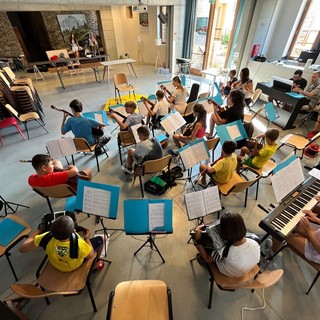 Ostana, tre giorni e mezzo di musica d’assieme: il campus dell’Accademia Paganini tra prove, concerti e vita collettiva