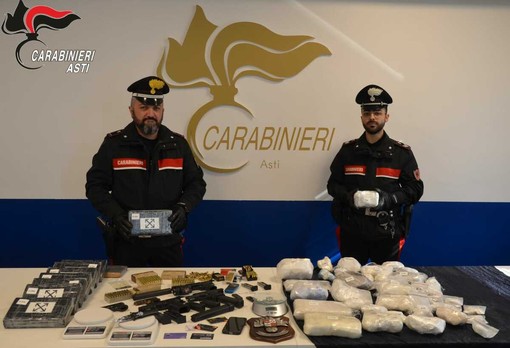Asti, blitz dei Carabinieri: arrestato un 47enne. Sequestrati 22 kg di cocaina e un arsenale di armi illegali [VIDEO]