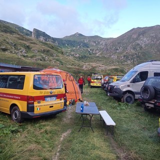 Il campo base montato all'esterno della grotta dove stanno avvenendo i soccorsi allo speleogo