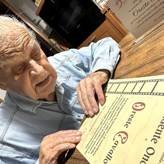 Un'immagine del giugno scorso, quando il professor Cavallo venne nominato presidente onorario del Gruppo Fotografo Albese, di cui era stato fondatore sessant'anni fa