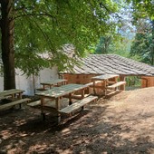 Tavoli e panche nuove alla cappella della madonna del Bel Faggio a Oncino Tavoli e panche nuove alla cappella della madonna del Bel Faggio a Oncino