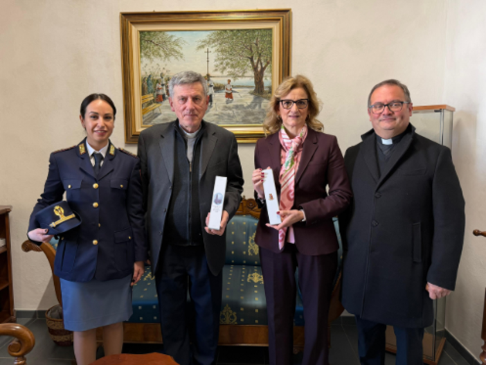 Dall’ulivo della memoria l’olio per la Pasqua: il dono del Questore alle Diocesi cuneesi