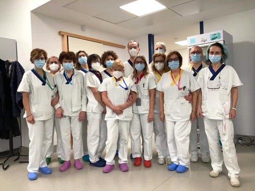 Nelle foto infermieri, amministrativi e medici del reparto di Oncologia del nuovo ospedale
