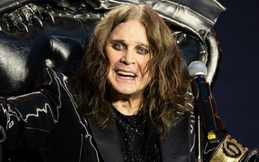 Ozzy sul trono di pipistrello al concerto di Birmingham