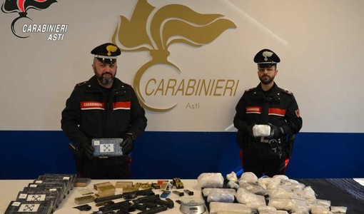 Asti, blitz dei Carabinieri: arrestato un 47enne. Sequestrati 22 kg di cocaina e un arsenale di armi illegali [VIDEO]