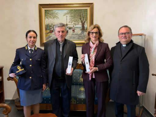 Dall’ulivo della memoria l’olio per la Pasqua: il dono del Questore alle Diocesi cuneesi