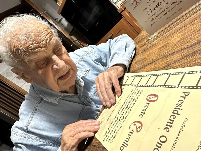 Un'immagine del giugno scorso, quando il professor Cavallo venne nominato presidente onorario del Gruppo Fotografo Albese, di cui era stato fondatore sessant'anni fa Un'immagine del giugno scorso, quando il professor Cavallo venne nominato presidente onorario del Gruppo Fotografo Albese, di cui era stato fondatore sessant'anni fa