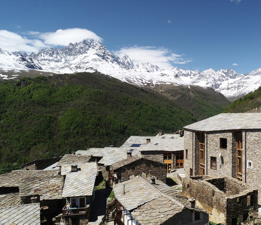 Il panorama di Ostana con la splendida vista sul Monviso