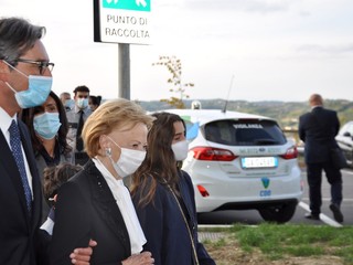 Maria Franca Giovanni col figlio Giovanni all'intitolazione dell'ospedale di Verduno