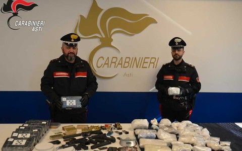Asti, blitz dei Carabinieri: arrestato un 47enne. Sequestrati 22 kg di cocaina e un arsenale di armi illegali [VIDEO]