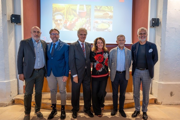 Sergio Germano, presidente del Consorzio di Tutela Barolo Barbaresco Alba Langhe e Dogliani; Paolo Piccinelli, sindaco di Neive, Attilio Giacosa, gastroenterologo e presidente dell’IRVAS; Mariangela Rondanelli, endocrinologa dell’Università di Pavia; Vincenzo Gerbi, professore di Enologia presso il Dipartimento di Scienze Agrarie, Forestali e Alimentari dell’Università di Torino; Mariano Rabino, presidente dell’ATL Langhe Monferrato Roero. Sergio Germano, presidente del Consorzio di Tutela Barolo Barbaresco Alba Langhe e Dogliani; Paolo Piccinelli, sindaco di Neive, Attilio Giacosa, gastroenterologo e presidente dell’IRVAS; Mariangela Rondanelli, endocrinologa dell’Università di Pavia; Vincenzo Gerbi, professore di Enologia presso il Dipartimento di Scienze Agrarie, Forestali e Alimentari dell’Università di Torino; Mariano Rabino, presidente dell’ATL Langhe Monferrato Roero.