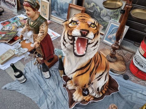 Oggetti vintage al mercatino 2025 a Bra