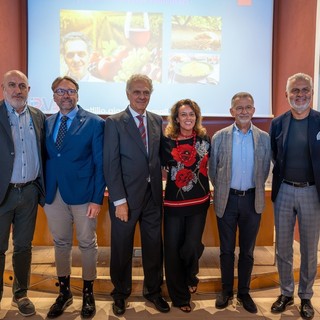 Sergio Germano, presidente del Consorzio di Tutela Barolo Barbaresco Alba Langhe e Dogliani; Paolo Piccinelli, sindaco di Neive, Attilio Giacosa, gastroenterologo e presidente dell’IRVAS; Mariangela Rondanelli, endocrinologa dell’Università di Pavia; Vincenzo Gerbi, professore di Enologia presso il Dipartimento di Scienze Agrarie, Forestali e Alimentari dell’Università di Torino; Mariano Rabino, presidente dell’ATL Langhe Monferrato Roero. Sergio Germano, presidente del Consorzio di Tutela Barolo Barbaresco Alba Langhe e Dogliani; Paolo Piccinelli, sindaco di Neive, Attilio Giacosa, gastroenterologo e presidente dell’IRVAS; Mariangela Rondanelli, endocrinologa dell’Università di Pavia; Vincenzo Gerbi, professore di Enologia presso il Dipartimento di Scienze Agrarie, Forestali e Alimentari dell’Università di Torino; Mariano Rabino, presidente dell’ATL Langhe Monferrato Roero.