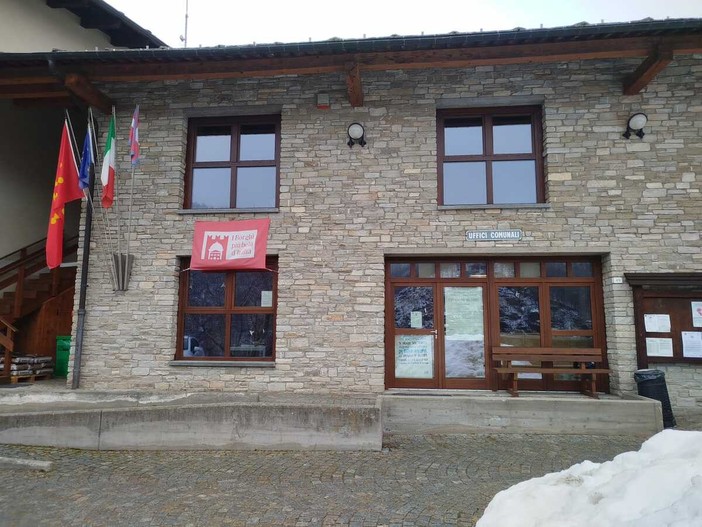 Il Municipio di Ostana Il Municipio di Ostana