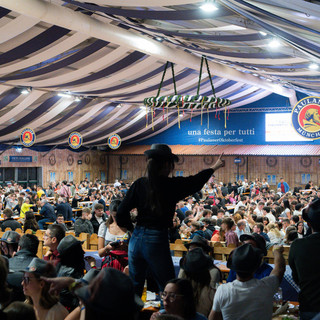 "Oktoberfest Cuneo" continua tra live show, sfide tra boscaioli, balli, magia e Santa Messa "Oktoberfest Cuneo" continua tra live show, sfide tra boscaioli, balli, magia e Santa Messa
