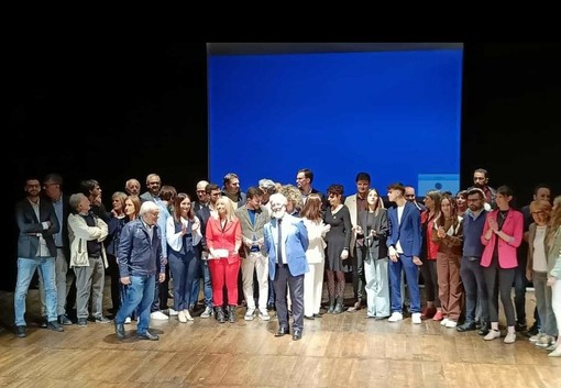 Saluzzo verso le elezioni, i 44 candidati di Marco Piccat sul palco del Magda Olivero