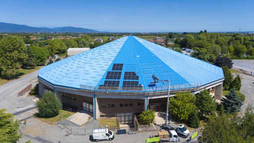L'installazione dei pannelli fotovoltaici sul tetto del Palazzetto
