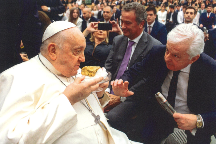 L'avvocato Roberto Ponzio omaggia Papa Francesco con un pregiato esemplare di Tartufo Bianco d'Alba