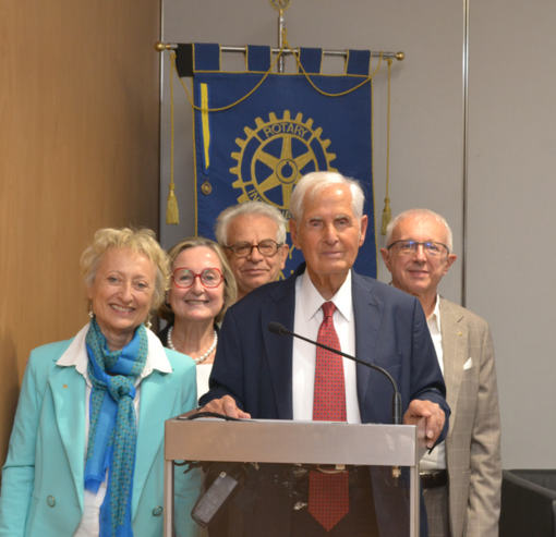 Piera Arata (Presidente del Rotary Club Alba), Paola Ferrero, Luciano Giri, Francesco Testa e Ginetto Pellerino, (foto Lucia Erné)