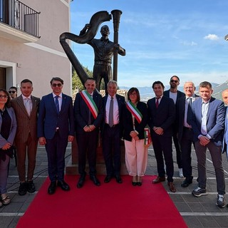 La sindaca di Piasco Stefania Dalmasso con il vice Silvano Paoletti, il sindaco di Viggiano Amedeo Cicala e gli amministratori comunali La sindaca di Piasco Stefania Dalmasso con il vice Silvano Paoletti, il sindaco di Viggiano Amedeo Cicala e gli amministratori comunali