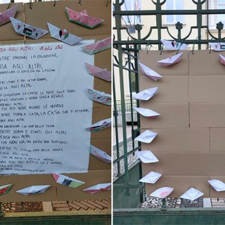 Il cartellone davanti alla scuola primaria, realizzato dagli alunni, con la poesia di  Maḥmūd Darwīsh e dopo essere stato vandalizzato
