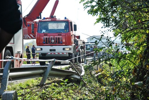 La barriera stradale del ponte esistente sul Rio Croesio divelta dal camion che poi è precipitato nel vuoto