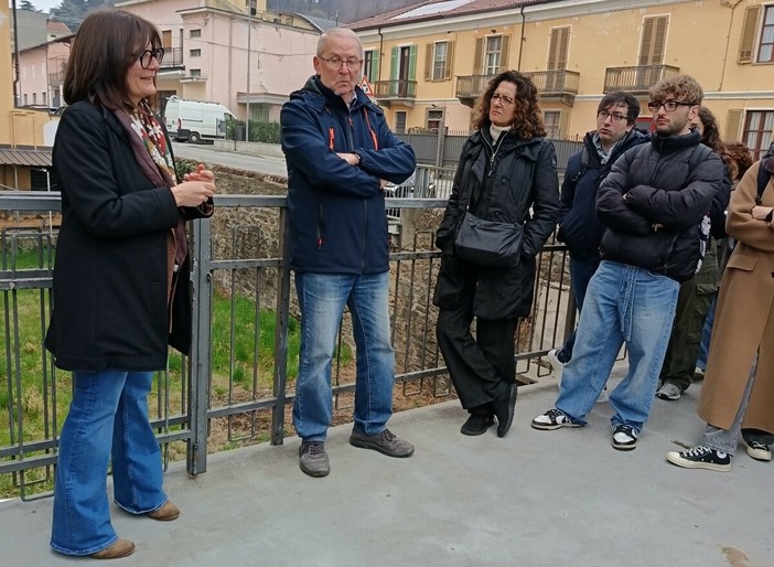 La sindaca Stefania Dalmasso con gli studenti del Politecnico