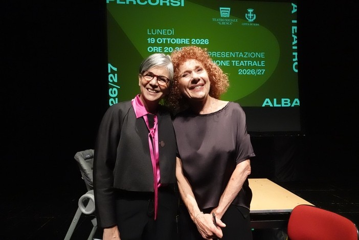 Un momento della presentazione tenuta lunedì sera: sul palco del Sociale l'assessora Caterina Pasini e l'attrice Cinzia Leone Un momento della presentazione tenuta lunedì sera: sul palco del Sociale l'assessora Caterina Pasini e l'attrice Cinzia Leone