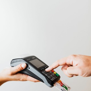 Pagamenti digitali per chi lavora in proprio: come scegliere il POS giusto Pagamenti digitali per chi lavora in proprio: come scegliere il POS giusto