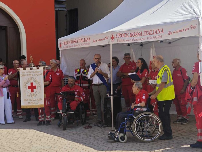 'intervento del presidente Robaldo durante la celebrazione dei 50 anni del comitato C.R.I. di Monesiglio