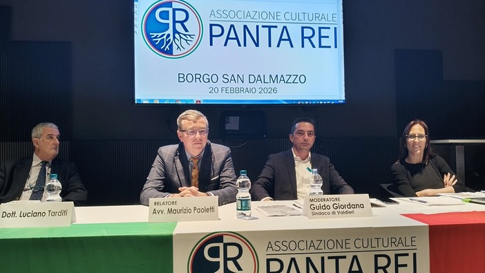 Il tavolo dei relatori della serata di Borgo San Dalmazzo Il tavolo dei relatori della serata di Borgo San Dalmazzo