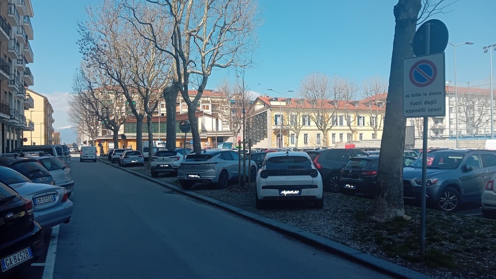 Piazza Martiri della Libertà, degrado e parcheggio selvaggio tra promesse mancate