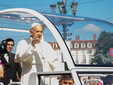 Papa Francesco sulla Papamobile attraversa Piazza Castello (Credit: Gianluca Avagnina)