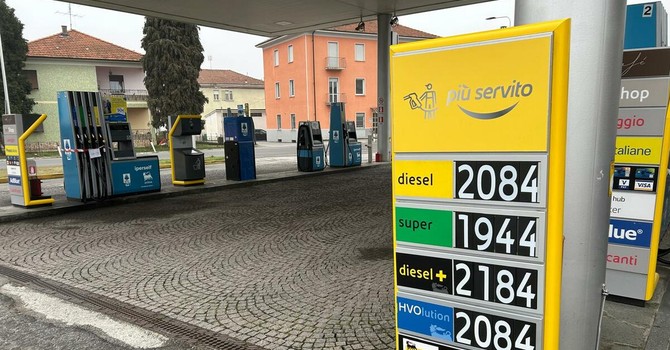 Il prezzo dei carburanti "serviti" stamane a Cuneo al distributore Eni di Madonna dell'Olmo. Un prezzo che, purtroppo, i gestori sono costretti ad applicare dalla compagnia petrolifera