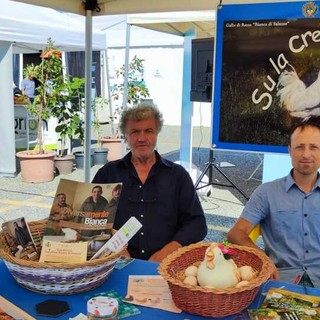 Paolo Viano e Angelo Borgognone in uno stand di promozione stand della "Gallina Bianca di Saluzzo"