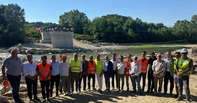 Ponte del Mulino, sopralluogo al cantiere: posata la prima trave metallica Ponte del Mulino, sopralluogo al cantiere: posata la prima trave metallica