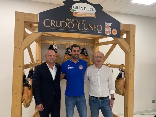 Da sinistra: Luca Allasia (Carni Dock), Iacopo Botto e il ds di Cuneo Volley Paolo Brugiafreddo