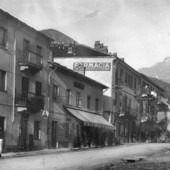 Un'antica fotografia del centro di paesana e sullo sfondo il Monviso