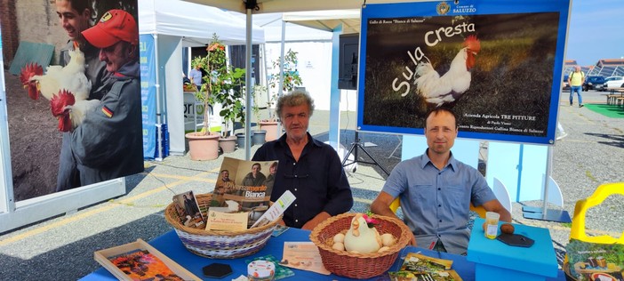 Paolo Viano, allevatore della Gallina Bianca di Saluzzo e del progetto sociale &quot;Alza la cresta&quot;, con Angelo Borgognone, apicoltore volontario dell'associazione Papa Giovanni XXIII