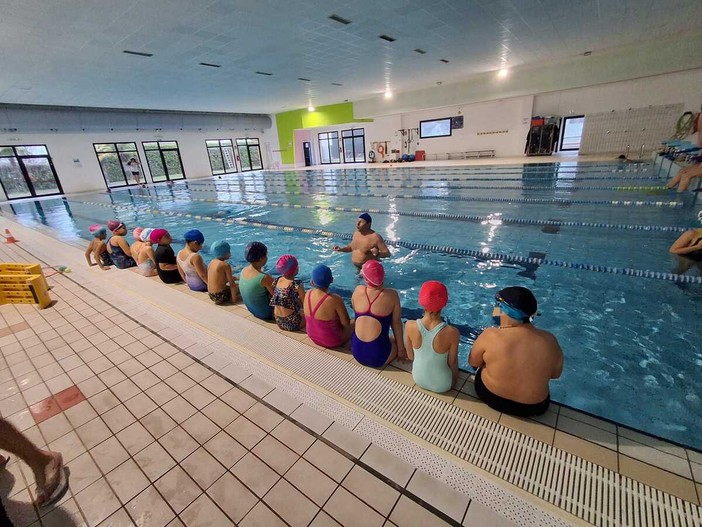 "Star – Scuola di Quartiere" si tuffa in piscina: a Bra un corso di nuoto per l'inclusione dei più piccoli "Star – Scuola di Quartiere" si tuffa in piscina: a Bra un corso di nuoto per l'inclusione dei più piccoli