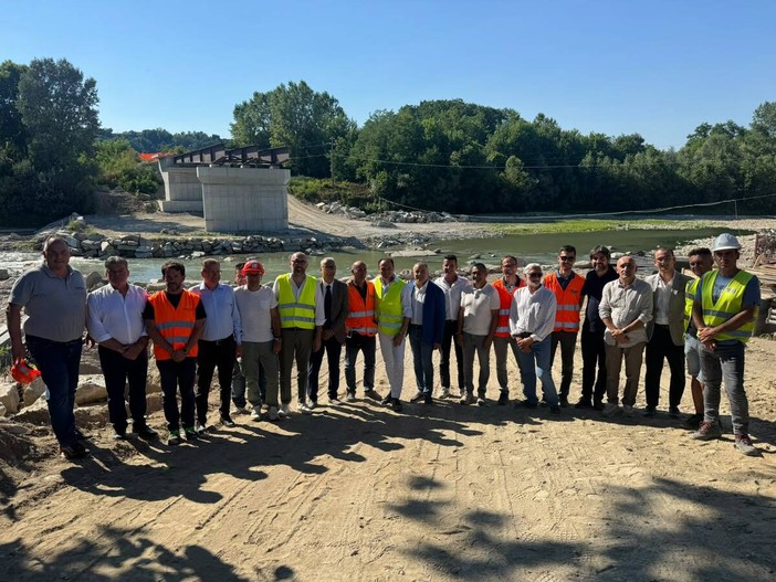 Ponte del Mulino, sopralluogo al cantiere: posata la prima trave metallica Ponte del Mulino, sopralluogo al cantiere: posata la prima trave metallica