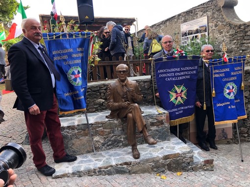Le delegazioni del cuneese con i loro gonfaloni alla cerimonia d'inaugurazione della statua dedicata a Sandro Pertini