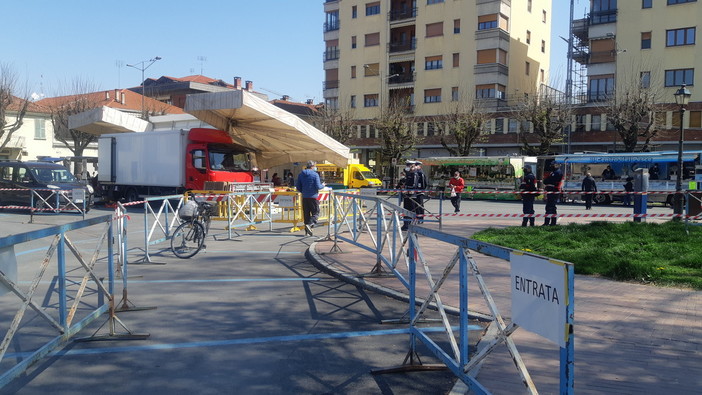 Saluzzo, piazza Garibaldi delimitata per l'accesso al mercato alimentare