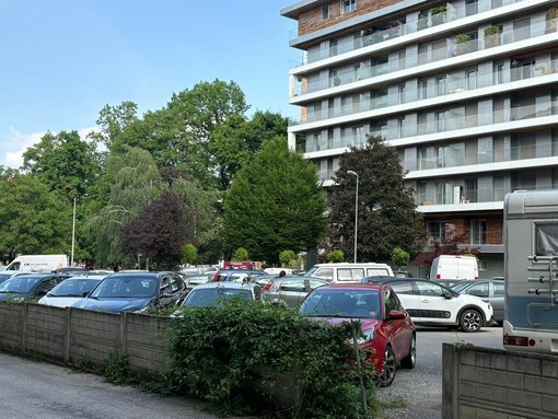 Il muro di cinta rotto di Villa Invernizzi in via Ettore Rosa e il parcheggio adiacente Il muro di cinta rotto di Villa Invernizzi in via Ettore Rosa e il parcheggio adiacente