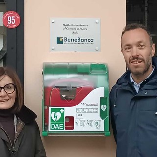 La sindaca di Piasco Stefana Dalmasso con Mattia Trotta, direttore della Bene Banca, che ha donato il nuovo defibrillatore La sindaca di Piasco Stefana Dalmasso con Mattia Trotta, direttore della Bene Banca, che ha donato il nuovo defibrillatore